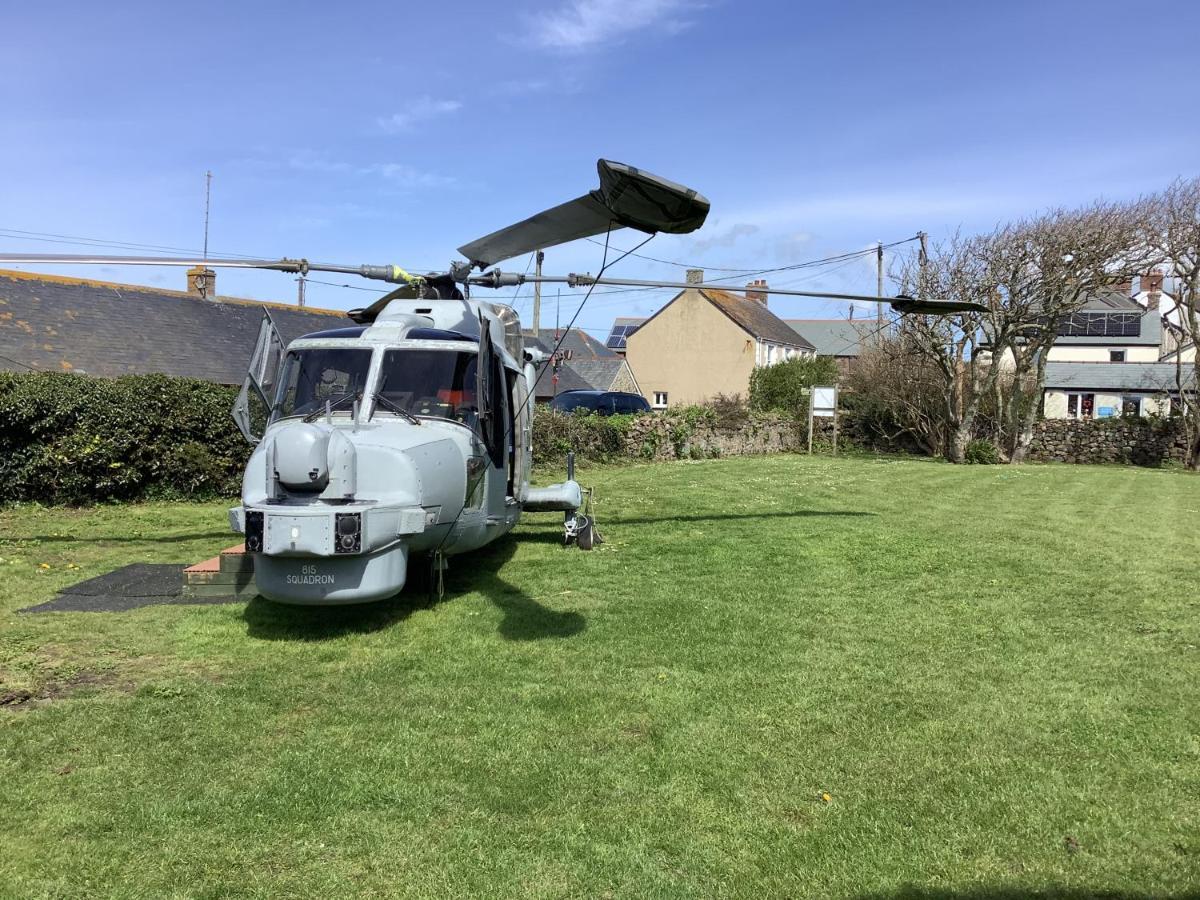 Haelarcher Farmhouse And Helicopter B&B 리자드 외부 사진