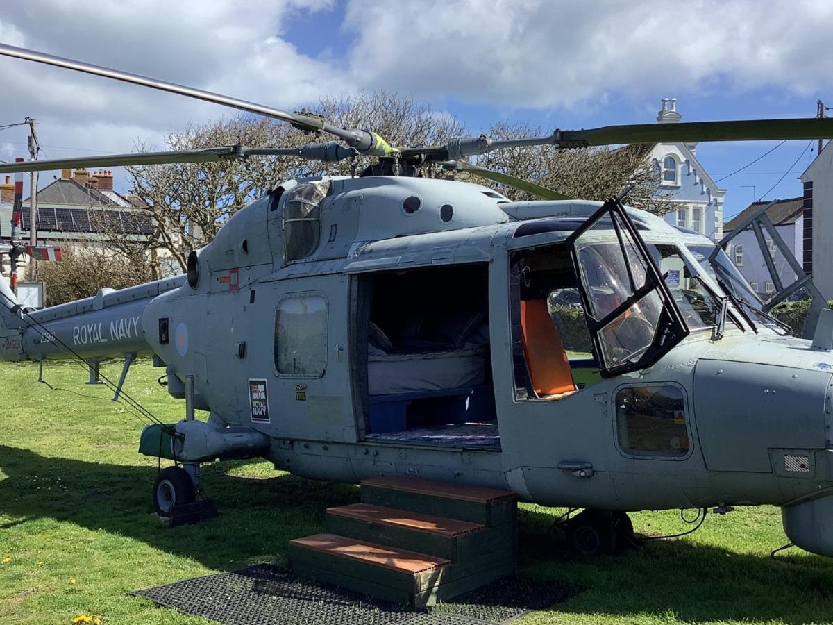 Haelarcher Farmhouse And Helicopter B&B 리자드 외부 사진