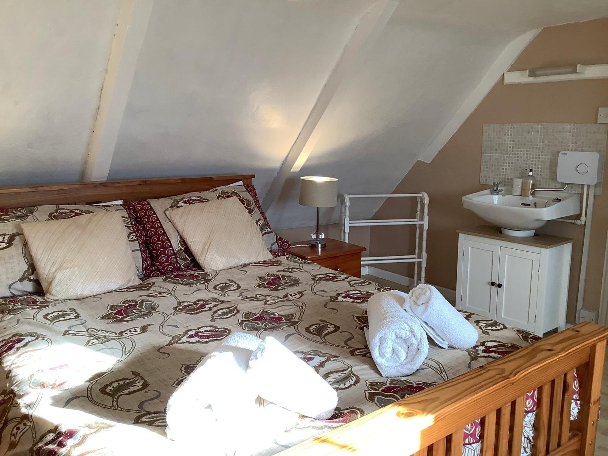 Haelarcher Farmhouse And Helicopter B&B 리자드 외부 사진