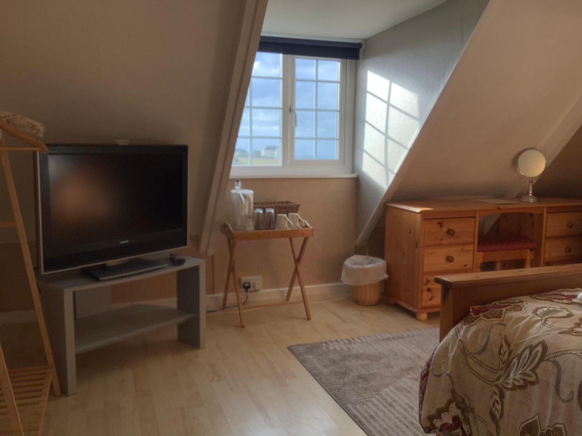 Haelarcher Farmhouse And Helicopter B&B 리자드 외부 사진
