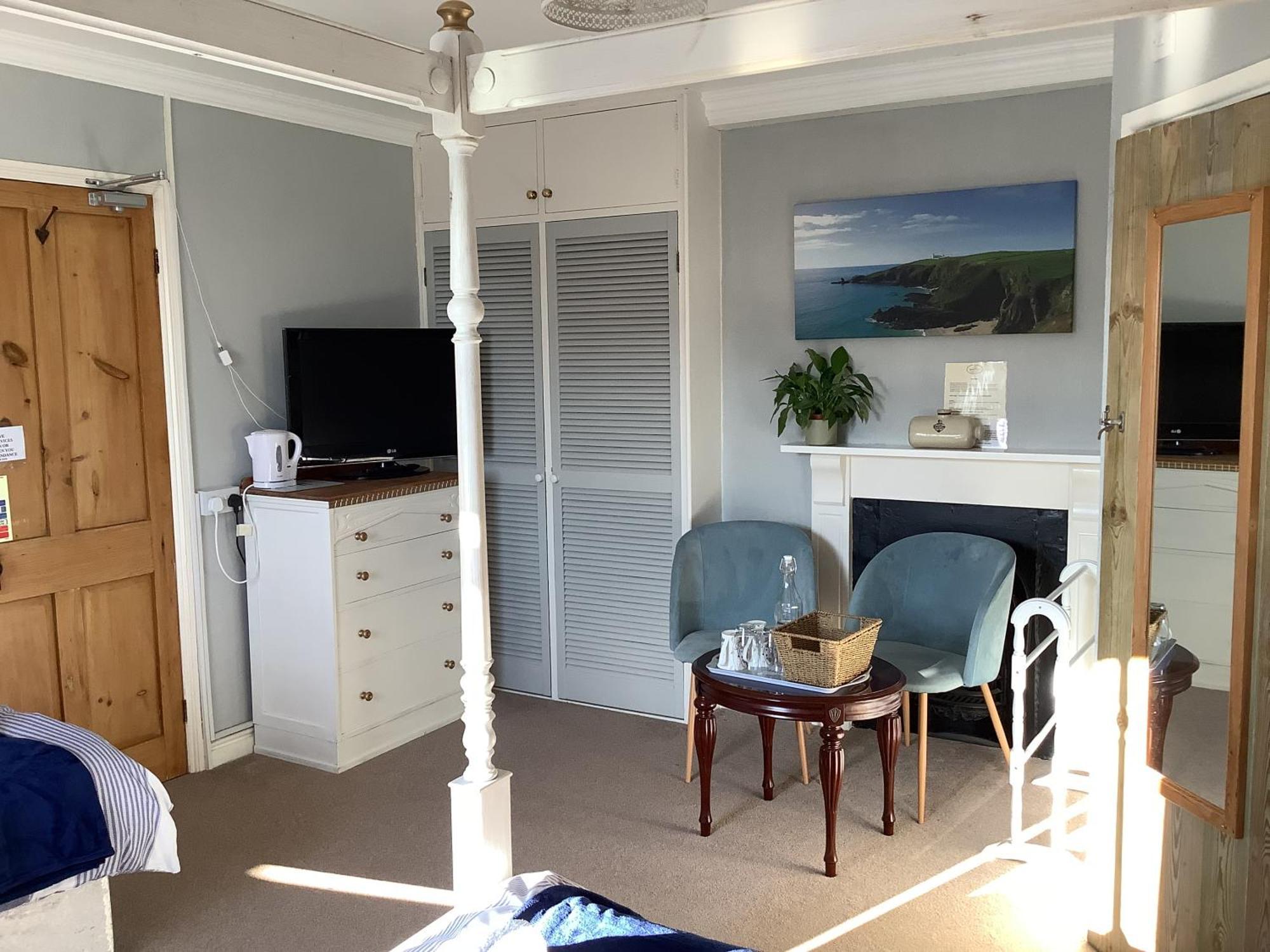Haelarcher Farmhouse And Helicopter B&B 리자드 외부 사진