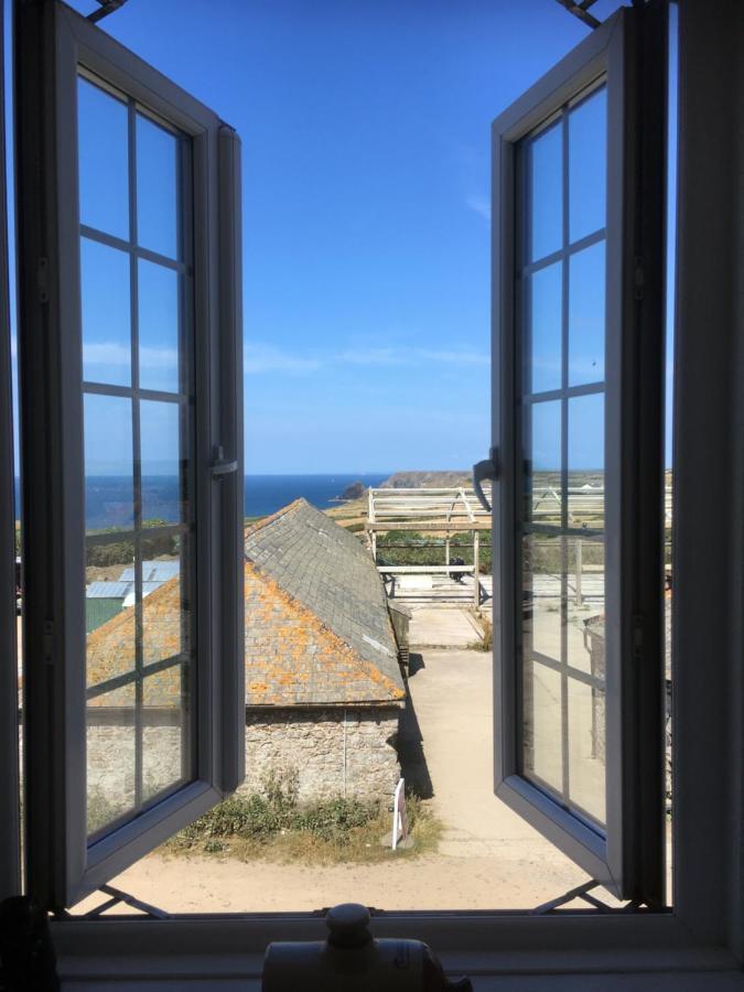 Haelarcher Farmhouse And Helicopter B&B 리자드 외부 사진